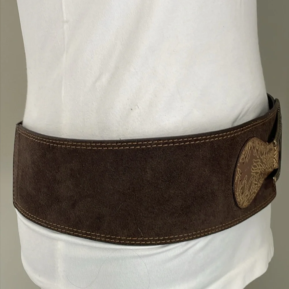 Chico’s Size Medium brown suede‎ leather elastic hook closure gold print belt.